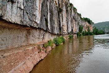 Chemin de halage au pied de Saint-Cirq-Lapopie